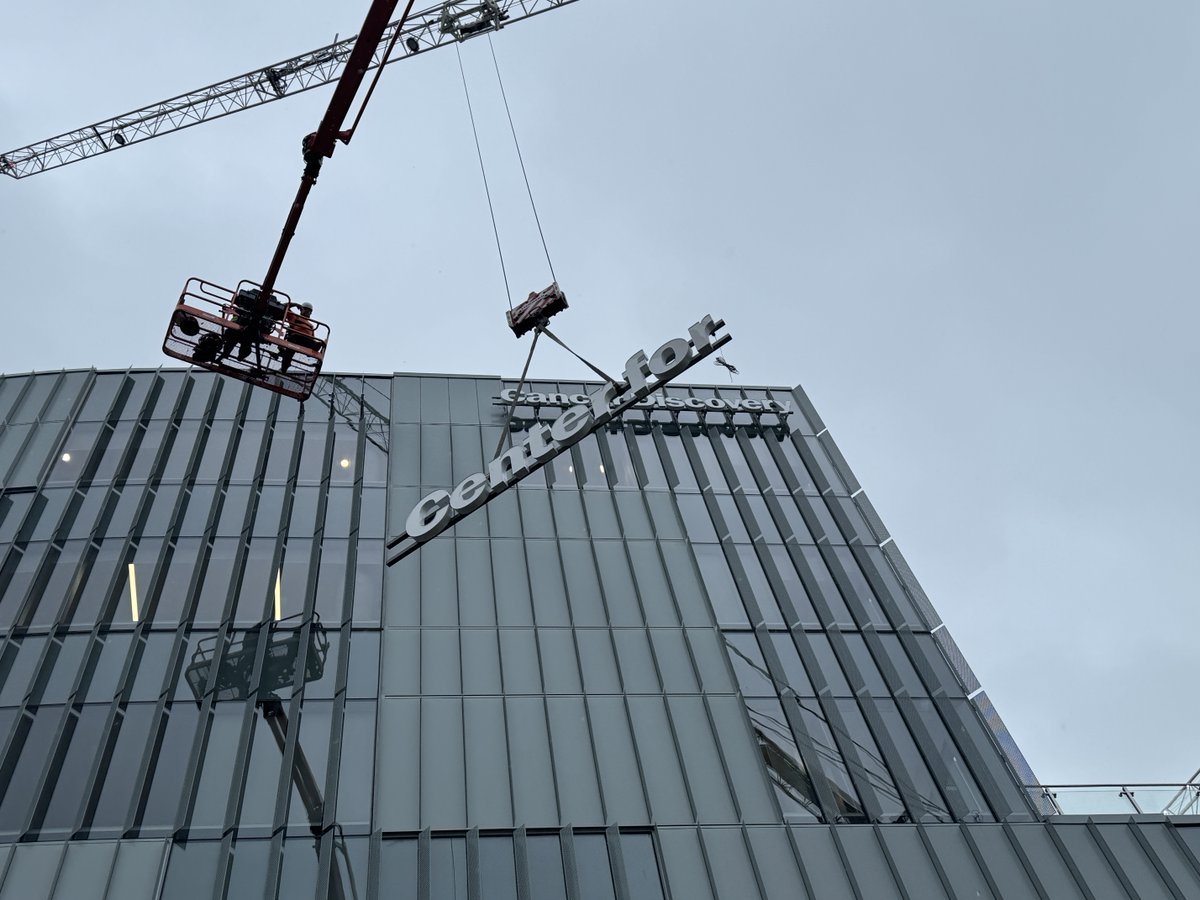 SignEffectz's tweet image. Big things are happening at the Medical College of Wisconsin. We’re proud to have played a small, but visible part. The new Center for Cancer Discovery is open. The signs we built &amp;amp; installed are bold symbols of hope &amp;amp; innovation. #CancerResearch #NewSignage #MadeInMilwaukee