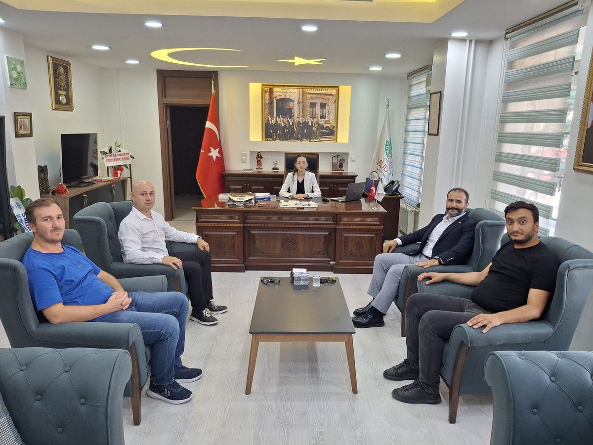 📍 Ziyaret

Türkiye Kamu-Sen Bolu İl Temsilcisi ve Türk Sağlık-Sen Bolu Şube Başkanı Furkan Özübek ile Türk Tarım Orman-Sen Bolu Şube Başkanı Sami Ünsal Yıldız ve şube yöneticileri, Kaymakamımız Sayın Ceyda Durmaz’ı makamında ziyaret etti.