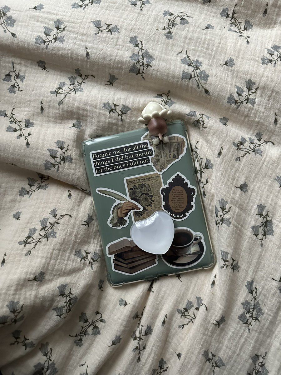 adorepoets's tweet image. hiiii booktwt &amp;lt;3 im looking for more #booktwt mutuals!! 

– my name is bee, she/her, 24 
 – favorite genres are fantasy, dystopian, coming of age, etc! 
– i also love gaming, music, and any form of media really :’)