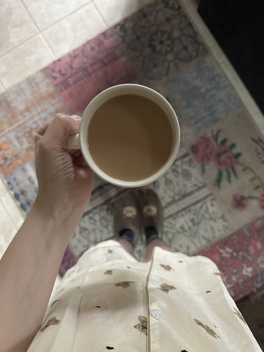 adorepoets's tweet image. hiiii booktwt &amp;lt;3 im looking for more #booktwt mutuals!! 

– my name is bee, she/her, 24 
 – favorite genres are fantasy, dystopian, coming of age, etc! 
– i also love gaming, music, and any form of media really :’)