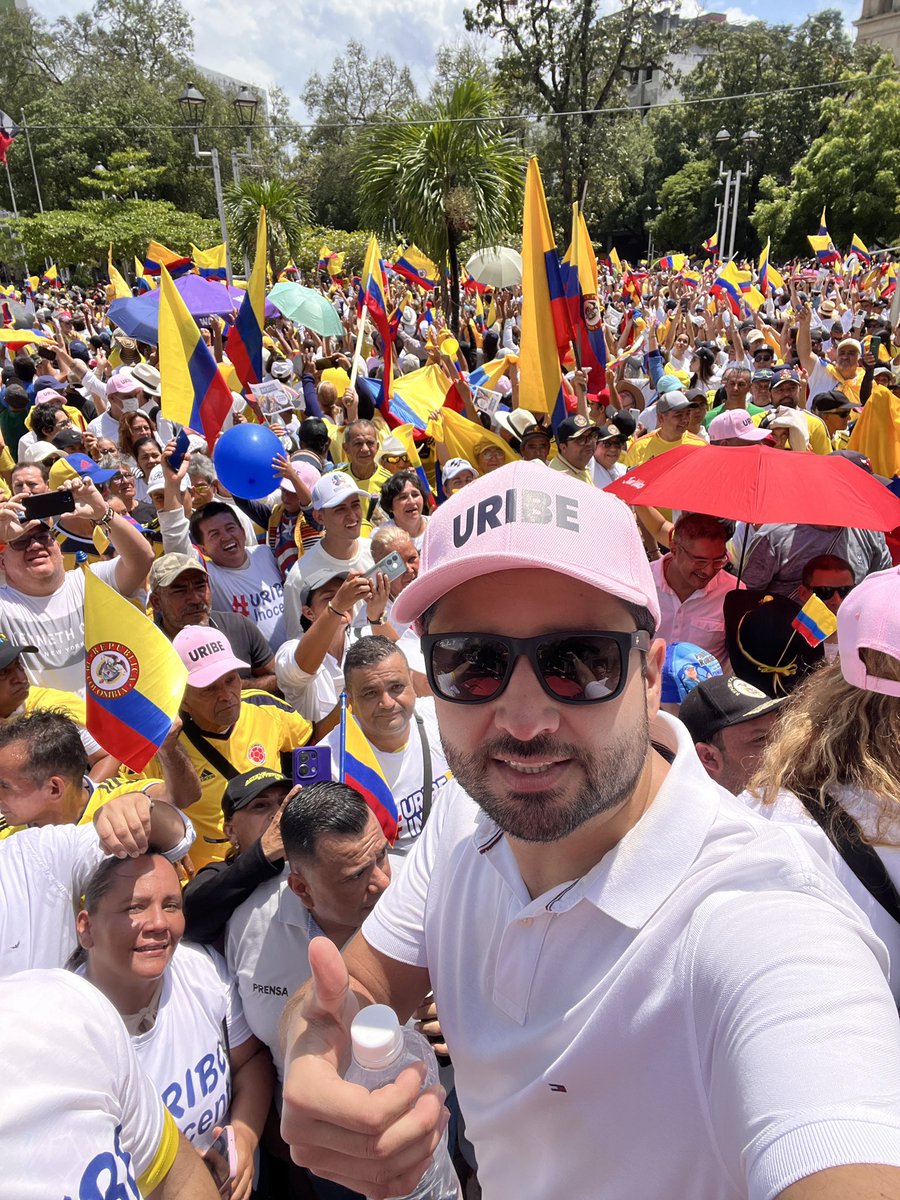 Muchas gracias Cúcuta, el apoyo al expresidente <a href="/AlvaroUribeVel/">Álvaro Uribe Vélez</a> en las calles de la perla del Norte.