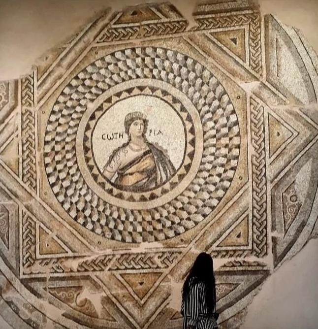 Eski bir mozaiğin kalbinde,zamana meydan okuyan bir tanrıça:  *Soteria ...
Antik Yunan'da 'kurtuluş'u,esenliği,selameti,
korumayı,iyiligi temsil eder.

Esenliği,Antik Çağın belleğinden süzülüp yoluma eşlik etsin. 🕊

📍Hatay Arkeoloji Müzesi.