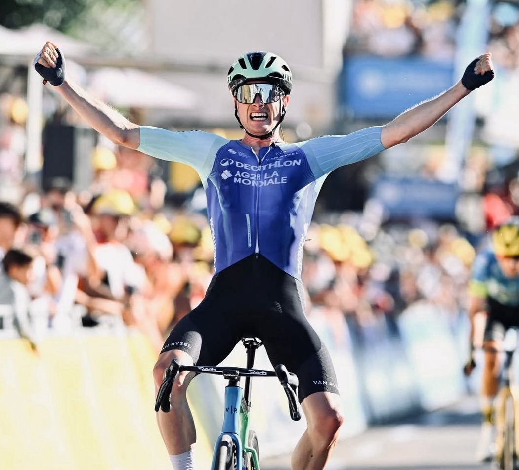 Triple victoire pour nos coureurs français et félicitations à Paul Magnier qui remporte sa première world tour au tour de Pologne, à Léo Bisiaux qui remporte sa première victoire professionnelle au tour de Burgos et devient nouveau leader comme Nicolas Prodhomme au tour de l Ain.
