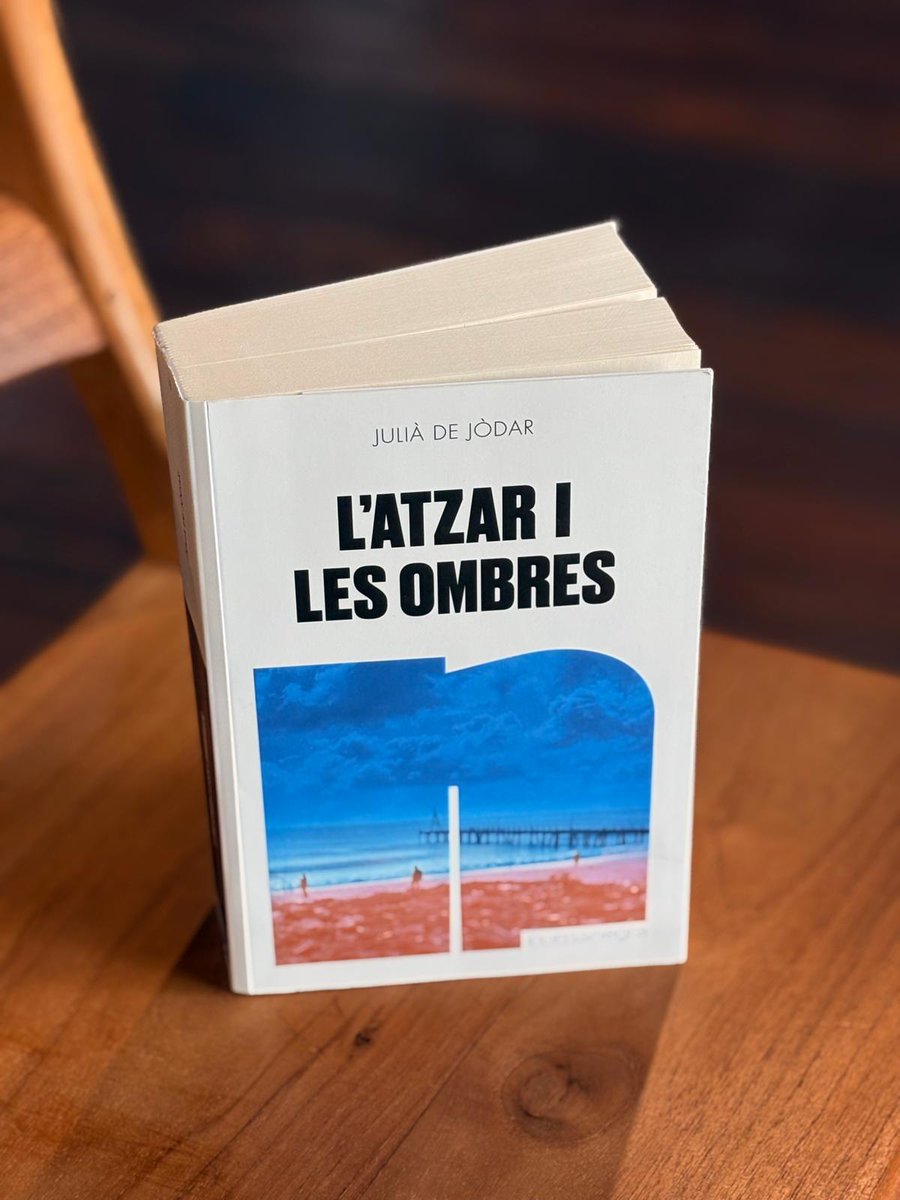 ‘L'atzar i les ombres’ és l'aventura de formació del pressumpte heroi proletari català, Gabriel Caballero, i la reconstrucció de l'imaginari industrial de la perifèria badalonina.