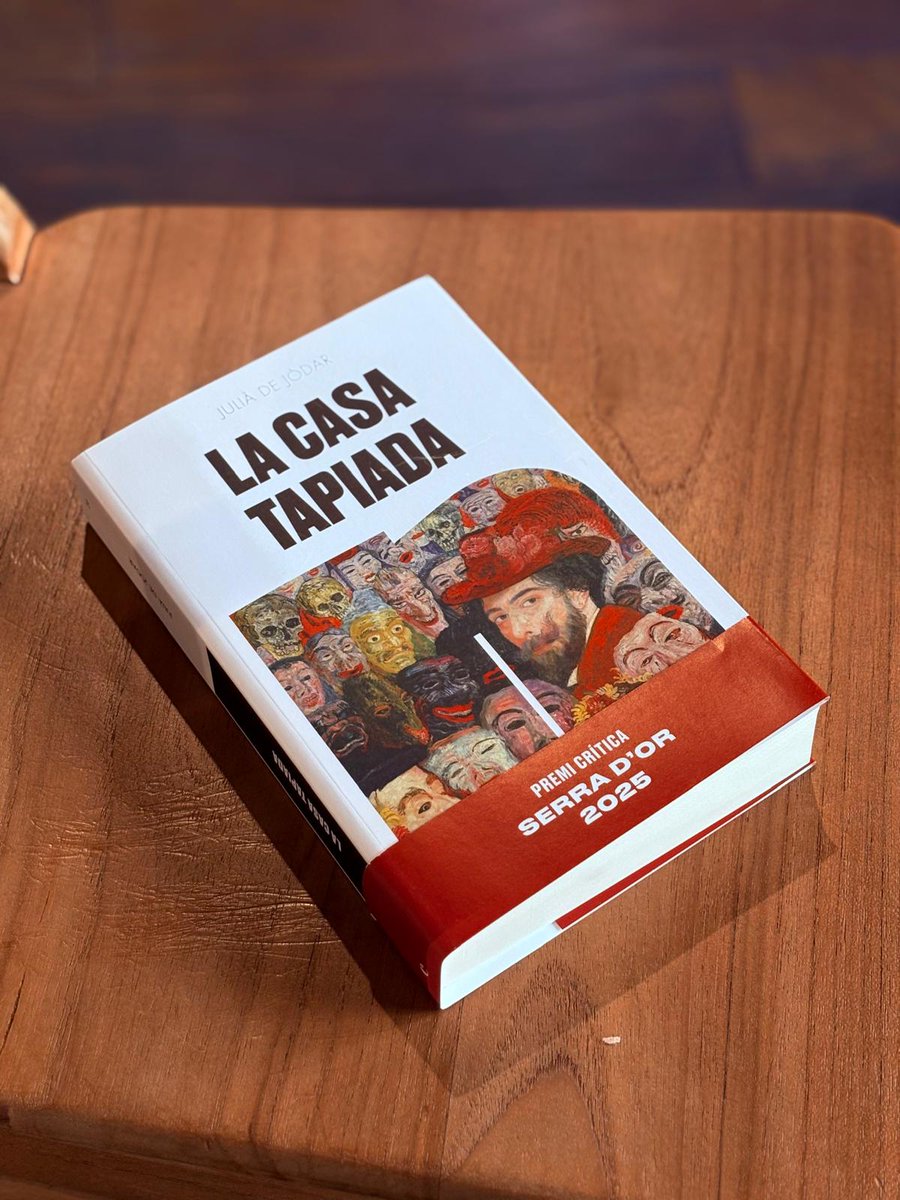 ‘La casa tapiada’ és l'aventura de Gabriel Caballero entrant al ball de màscares de la progressia catalana, sabent-se ja escriptor i home escindit (potser desclassat?).