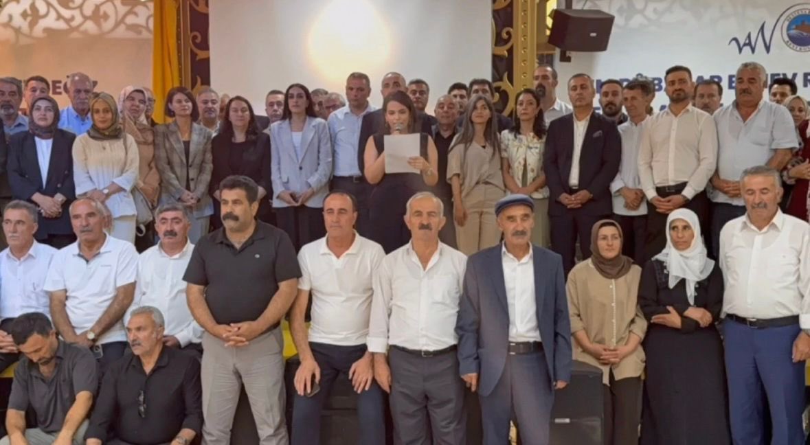 Baromuzun da bileşeni olduğu Kent Konseyi, tüm farklılıklarıyla bir araya geldi.

Yerinden yönetimin demokratik modeli doğrultusunda; barış içinde, adil ve çoğulcu bir toplum inşası için yürütülen mücadele kentimiz açısından da halklar açısından da kıymetlidir. 

#Demokrasi