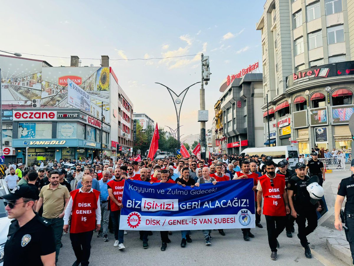 İşe alınan işçilerin tamamı İŞKUR üzerinden, yasal prosedürler işletilerek,      adli sicil kontrolleri ve Valiliğe resmi bildirimleri yapılarak göreve      başlamıştır.
 #Vanda223Kişi
<a href="/av_cemaldemir/">Cemal Demir</a> 
<a href="/cnnuzunay/">Canan Uzunay</a> 
<a href="/VDilekci/">Veysi Dilekçi</a> 
<a href="/gulsenkurtDEM/">Gülşen kurt</a> 
<a href="/neslihansedal65/">Neslihan ŞEDAL</a> 
<a href="/AbdullahZeydan/">Abdullah Zeydan</a>