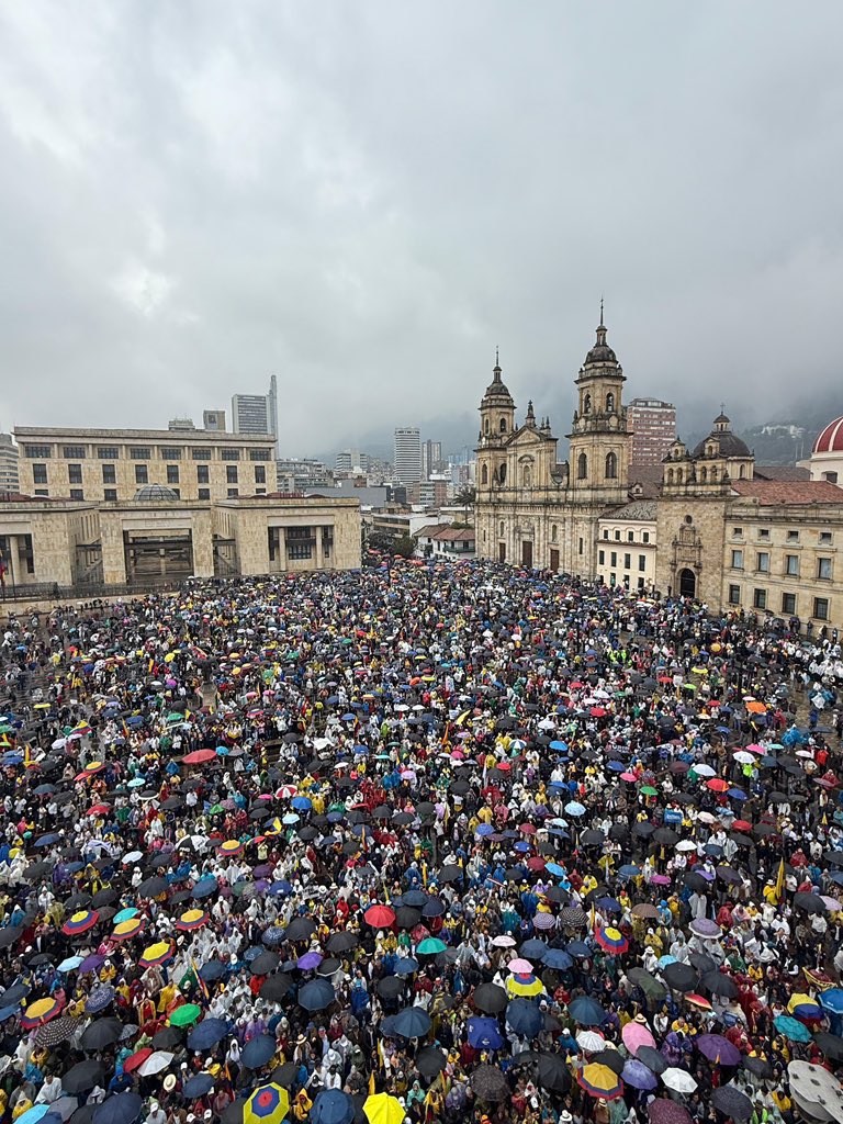 AbelardoPTE's tweet photo. Sin Minga indígena, sin tarimas ni presupuesto, pero sobre todo, sin IA para editar las fotos, llenamos las calles mostrando patriotismo y apoyando al más patriota de todos: Álvaro Uribe Vélez.

Hoy  #7DeAgosto marchamos por su inocencia. https://t.co/I2ktwJmdkq
