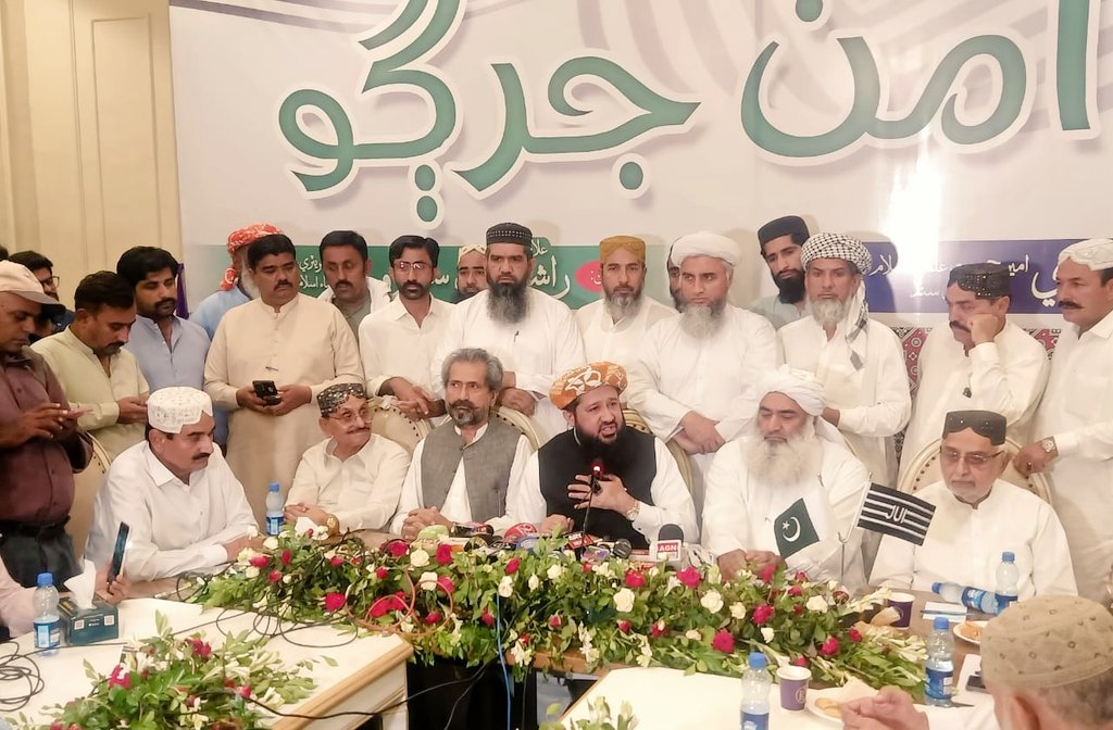 سندھ میں عوام کا سب سے بڑا مسئلہ ڈاکو نہیں بلکہ ڈاکوؤں کے سہولت کار ہیں۔
اصل مجرم وہ ہیں جو اسمبلیوں میں بیٹھے ڈاکوؤں کو تحفظ دیتے ہیں۔
#پیپلزپارٹی_کا_ڈاکوراج