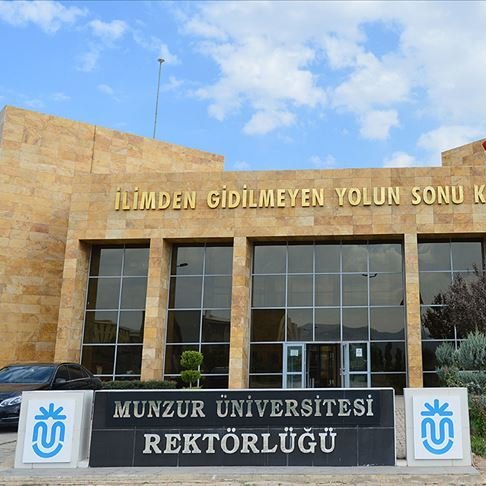 uluser's tweet image. Sakın gulmeyin..!!

Munzur Üniversitesi'nde kalorifer kazanı ve elektrik işlerinden sorumlu tekniker.
Önce rektör danışmanı ardından öğretim üyesi yapılmış.
 (T24)