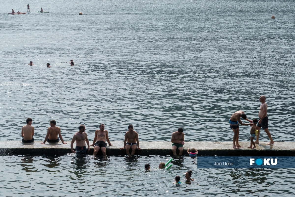 🔵 Uda giroa 🔆 egun hauetan Euskal Herrian, eta horrelakoetan izan ohi den bezela 💦, bakoitzak ahal duena egiten du gorputza freskatzeko🧊. 
.
#fokuargazkiak #uda #summer #photojournalism #fokuartxiboa