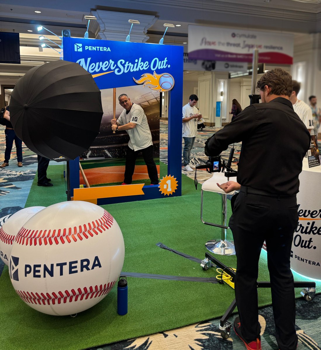 ⚾ Final innings at #PenteraField!
Booth #4539 is still swinging:
 🔥 Packed demos
 🎁 Swag going fast
 🏆 Derek Jeter–signed bat raffle open (winner at 2pm PT—must be present!)
