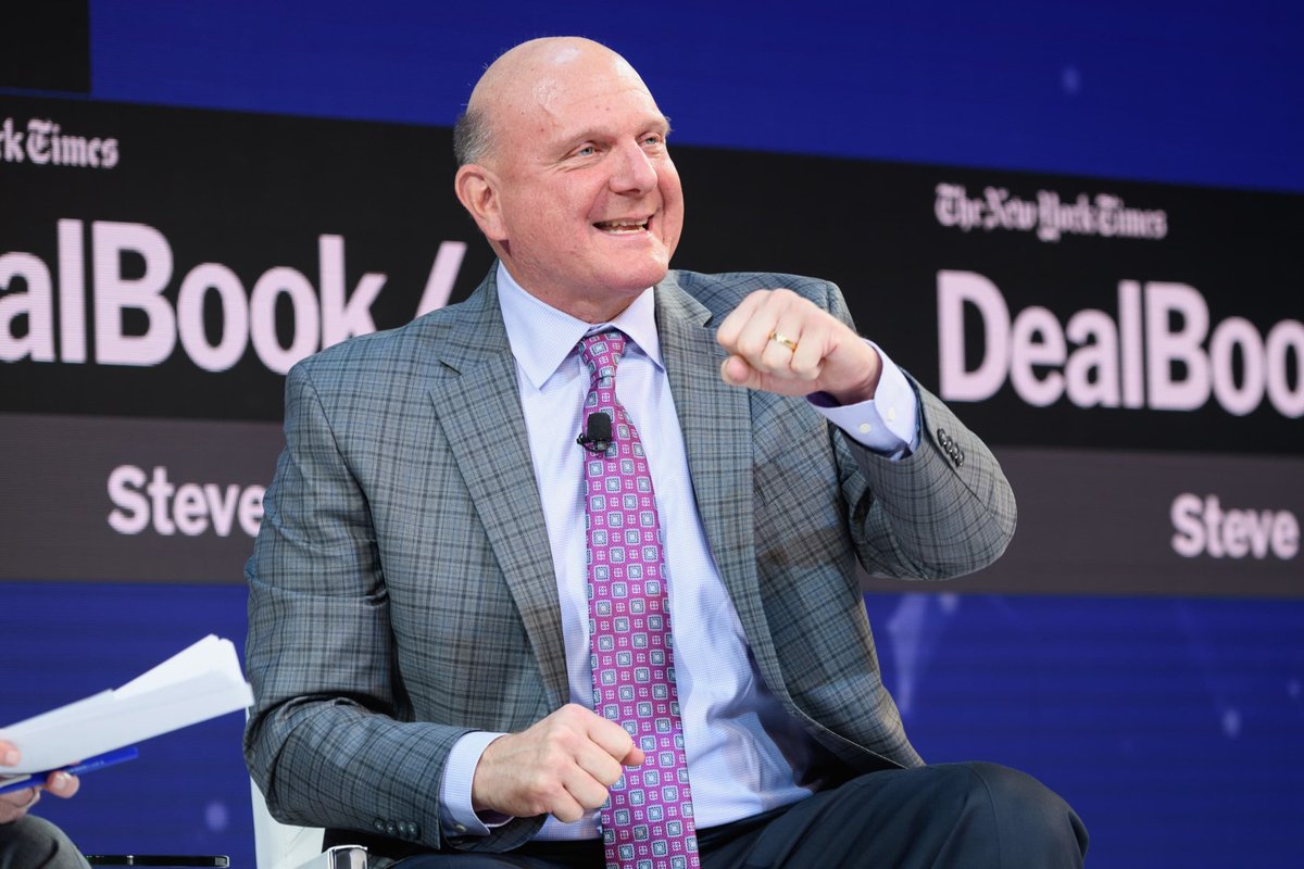 👨‍💼💰 Empezó como empleado de Bill Gates.
Hoy es más rico que él.

Esta es la historia de Steve Ballmer:

De asistente sin título a magnate de Microsoft y dueño de los Clippers.

El alumno que superó al maestro.
🧵👇