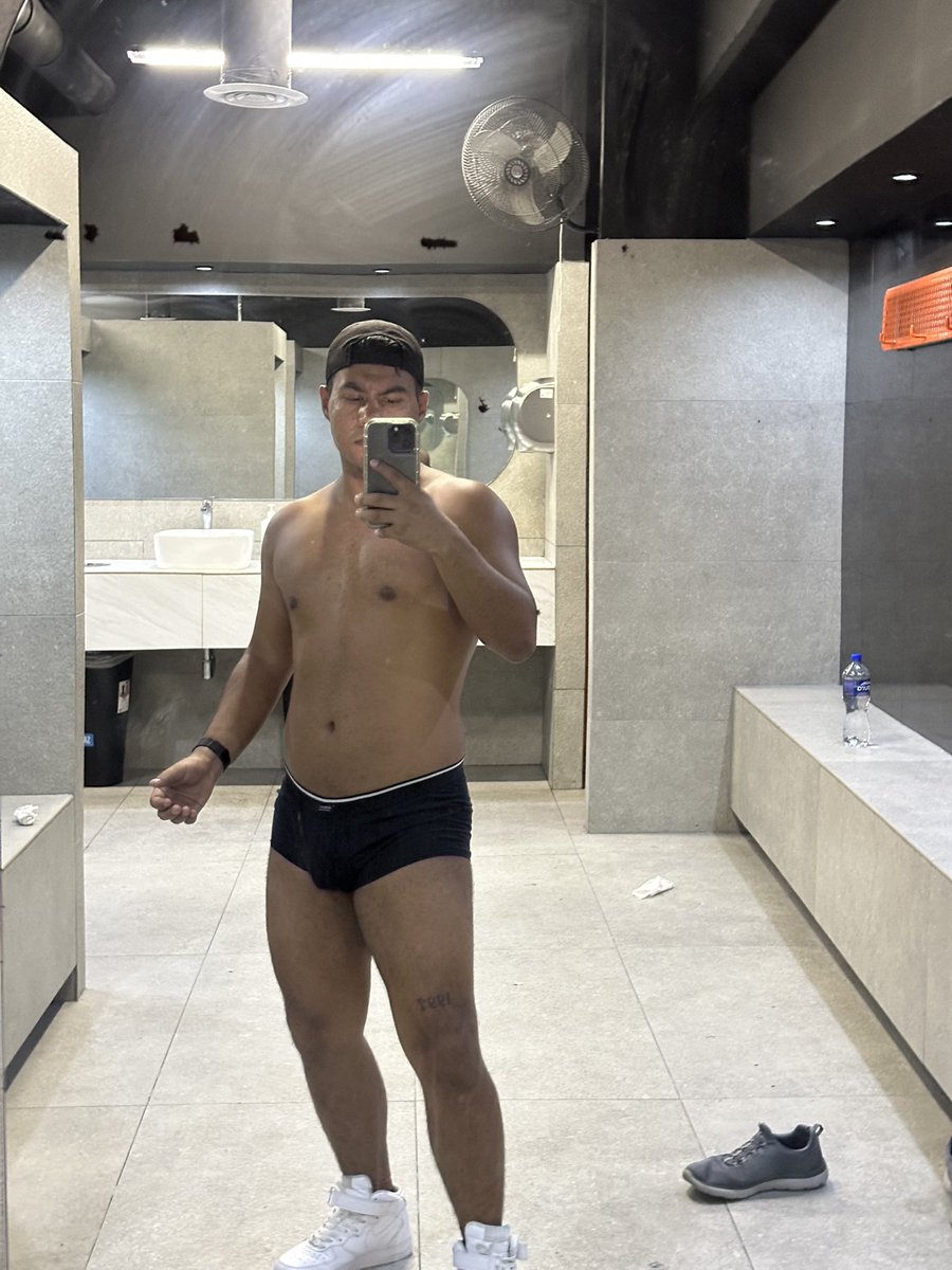 Yo sería feliz usando puro calzón y tenis todo el día 🤭🤭🥵