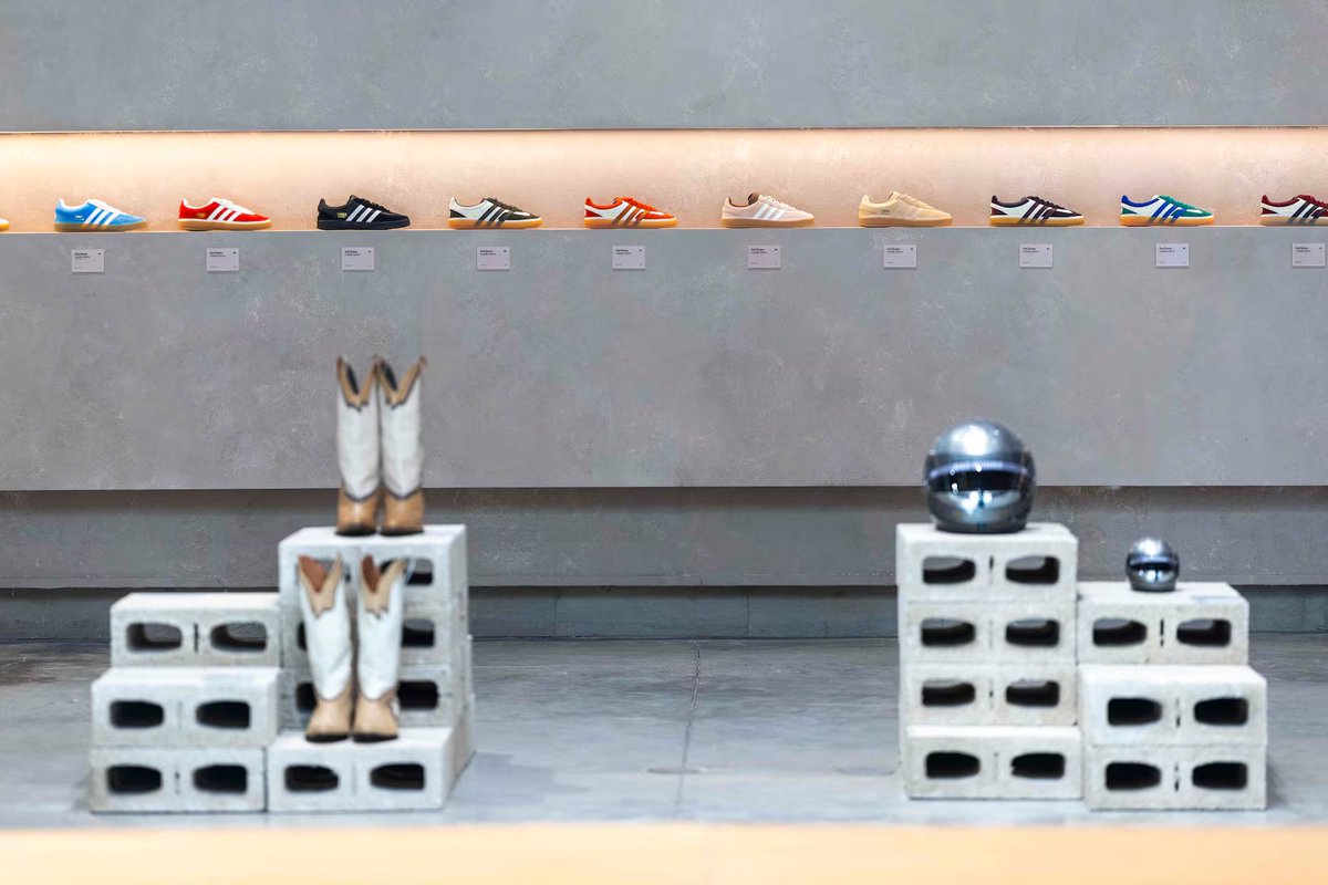 exatv's tweet photo. Bad Bunny y Adidas abren "The Archive" 🐰🔥
Más de 150 pares en exhibición, incluyendo siluetas icónicas y el primer modelo 100% original de Benito: los #BadBo 👟
📍 Museo de Arte de Puerto Rico
#BadBunnyxAdidas #ExaTV #ExaRfrsh https://t.co/EFKKoza8RZ