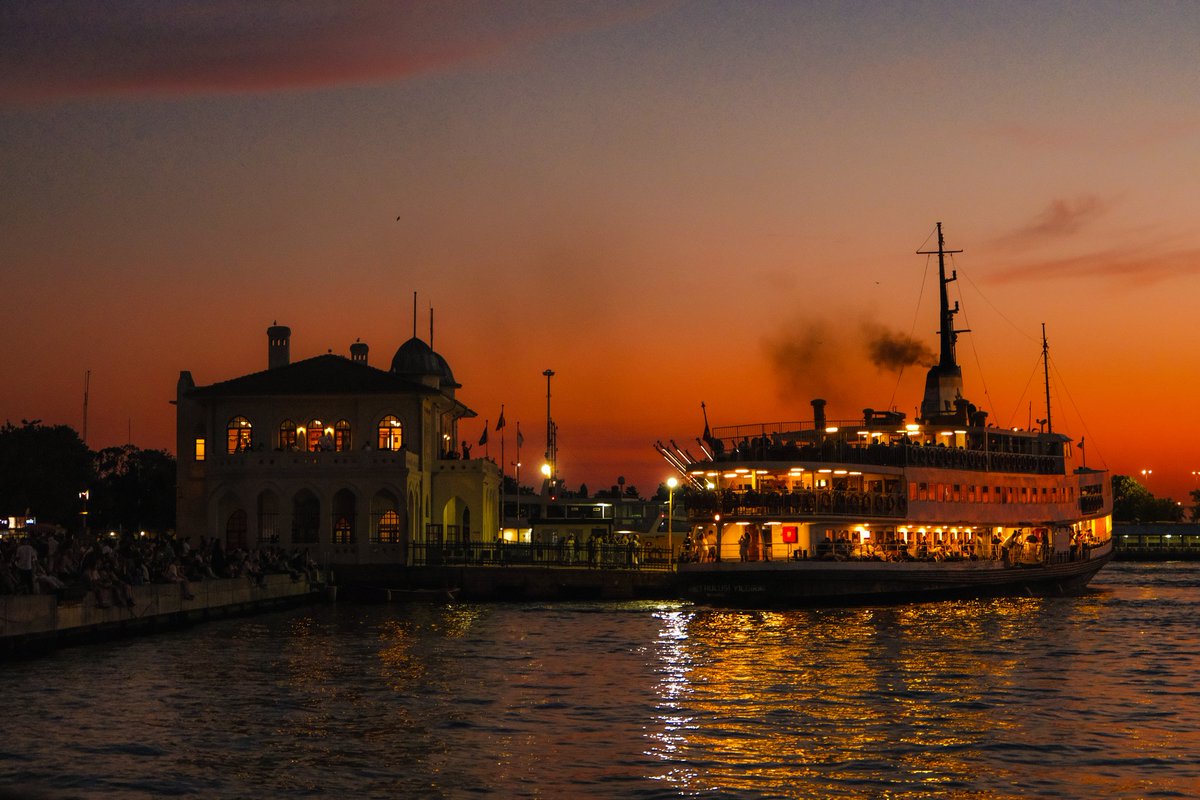 ratramelzo's tweet photo. istanbul, gün batımı ve vapur https://t.co/fYRX5WIQtx