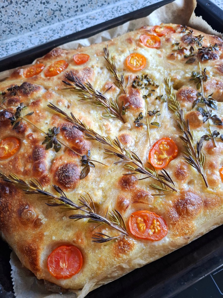 Was im Winter könnte diesen Luxus auch nur annähernd aufwiegen?  🤩🤩🤩

#summerlove #foccacia #herbs #gardenharvest #harvest2025