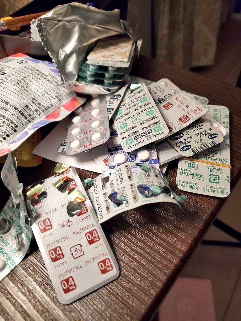 元々不眠症で、寝付けないことが多いから多めに飲んでいても、早く寝ると2時とか5時に目覚めてしまって結局睡眠不足なのツライ💦
今追加で飲むの明日の朝に響くから飲みたくないけど仕方ないっスね(&gt;ㅿ&lt;;;)
おやすみなさい🌙