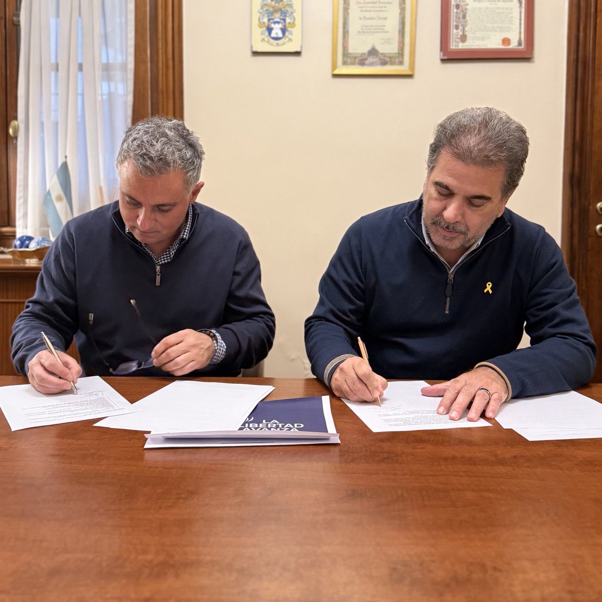 En la provincia, KIRCHNERISMO NUNCA MÁS. 
Firmamos la alianza entre La Libertad Avanza y el PRO para las elecciones del próximo 26 de octubre. Vamos a terminar con el populismo que arruinó la provincia.