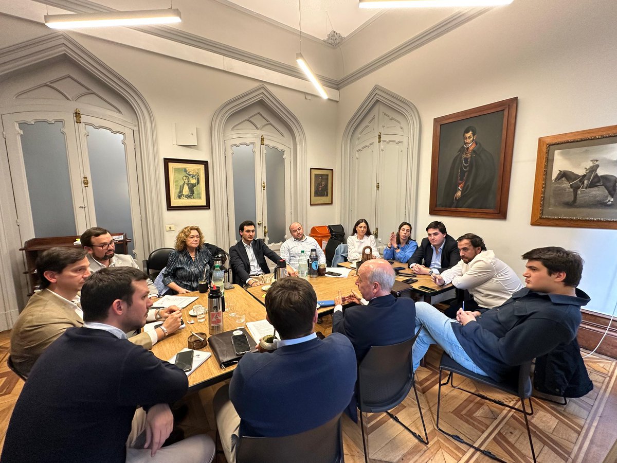 Juan Martin Bárcena (@jmartinb40) on Twitter photo Hoy recibimos al senador <a href="/JavierGarcia_Uy/">Javier García</a> en la bancada de ediles del <a href="/PNACIONAL/">Partido Nacional</a> . Dialogamos sobre nuestra tarea en Montevideo, el fortalecimiento del PN dentro de la Coalición Republicana y los desafíos que tenemos para transformar la ciudad. Hoy recibimos al senador <a href="/JavierGarcia_Uy/">Javier García</a> en la bancada de ediles del <a href="/PNACIONAL/">Partido Nacional</a> . Dialogamos sobre nuestra tarea en Montevideo, el fortalecimiento del PN dentro de la Coalición Republicana y los desafíos que tenemos para transformar la ciudad.