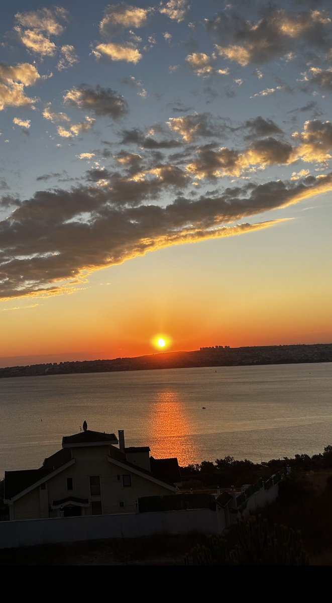 En başından itibaren , vücudumuzun ışıltısı dölle ortaya çıktığından beri, maruz kaldığımız yegane şiddet, kendimizin kendimiz olamayışımızdır.

#vakumlanmışinsan #gelecekfelsefesi