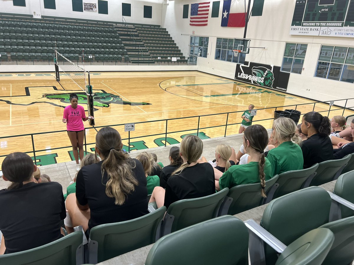 So great to have <a href="/SolisZaria/">Zaria Solis</a> in the gym today💚🤍💛🖤
Her experience and love of the game was shared with our girls. Thank you, Z for remembering your roots and still giving back. We love you &amp; always cheering for you‼️