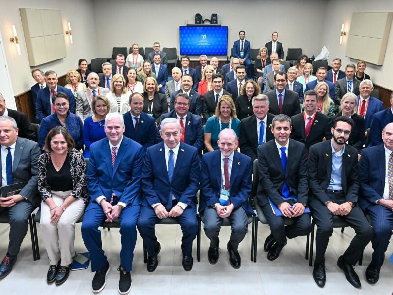 Israels Premier #Netanyahu , verantwortlich für den Tod zehntausender Unschuldiger in #Gaza , lässt sich bei einem von der israelisch-amerikanischen Lobbyorganisation AIPAC finanzierten Besuch US-republikanischer Abgeordneter deren weitere Unterstützung zusichern.