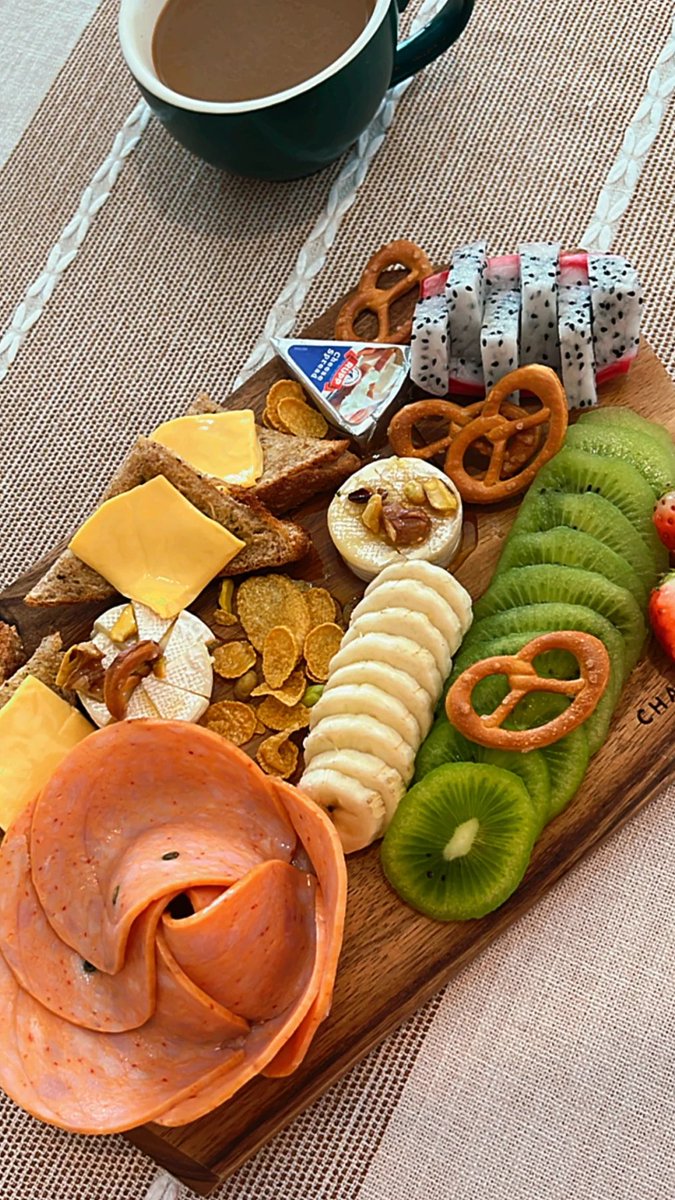 nxwmbbba's tweet image. 다채로운 아침으로 하루를 밝히세요. 🥐🍇 크림 치즈부터 신선한 과일까지, 매 한 입이 즐거워요. #건강한시작 #아침의즐거움 #균형잡힌아침