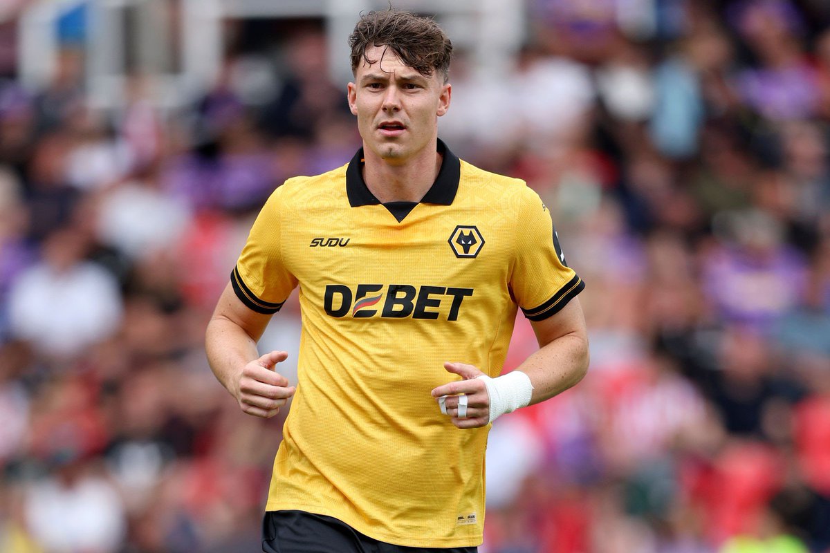 GregBoothJourno's tweet photo. 🚨 Along with Nicolas Jackson and Yoanne Wissa, Jørgen Strand Larsen has emerged as a favourable option for Newcastle in their efforts to bolster their attacking options. 

NUFC will be looking to bring in TWO strikers before the window closes, with Wissa the closest to signing as things stand, despite Brentford’s reluctance to sell. 

#NUFC #Wolves #StrandLarsen 🇳🇴 

⚫️⚪️