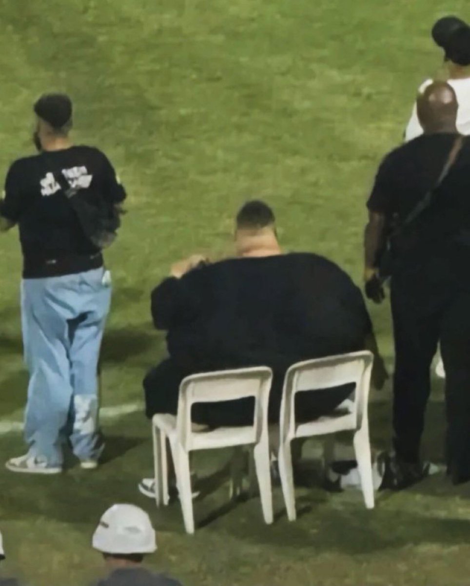 🚨 | Retired professional CoD player "Parasite" spotted at the field ahead of Oklahoma Drills.

Parasite took part in stretching before the drill and later declared he was exhausted.

(Via <a href="/espn/">ESPN</a>)