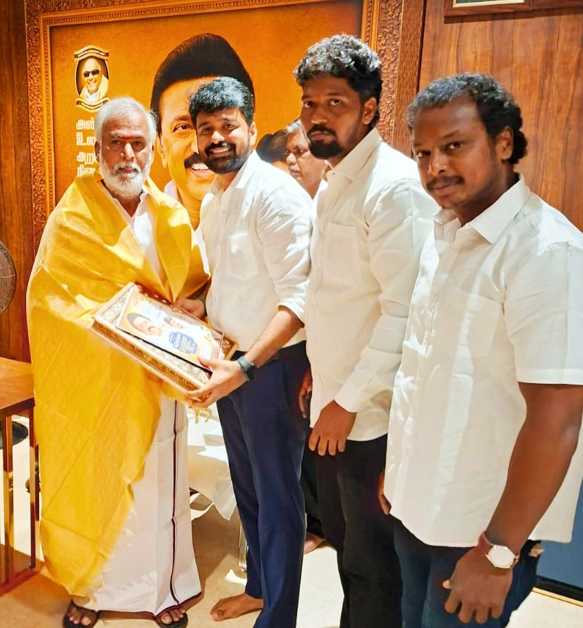 ஆர்.எம்.எம்.இளங்கோவன்🇮🇳தமிழ்நாடு (@elango_2015) on Twitter photo திராவிட முன்னேற்ற கழகம்
சென்னை கிழக்கு மாவட்ட
செயலாளரும்
இந்து சமய அறநிலையத்துறை மற்றும் சென்னை பெருநகர வளர்ச்சி குழுமம் அமைச்சர்
மாண்புமிகு
அண்ணன் <a href="/PKSekarbabu/">P.K. Sekar Babu</a> திரு.பி.கே.சேகர்பாபு
அவர்களை சந்தித்து
பிறந்தநாள் அழைப்பிதழ்ழை
வழங்கிய தருணம்.
<a href="/mkstalin/">M.K.Stalin</a> <a href="/Udhaystalin/">Udhay</a>
<a href="/Anbil_Mahesh/">Anbil Mahesh</a> திராவிட முன்னேற்ற கழகம்
சென்னை கிழக்கு மாவட்ட
செயலாளரும்
இந்து சமய அறநிலையத்துறை மற்றும் சென்னை பெருநகர வளர்ச்சி குழுமம் அமைச்சர்
மாண்புமிகு
அண்ணன் <a href="/PKSekarbabu/">P.K. Sekar Babu</a> திரு.பி.கே.சேகர்பாபு
அவர்களை சந்தித்து
பிறந்தநாள் அழைப்பிதழ்ழை
வழங்கிய தருணம்.
<a href="/mkstalin/">M.K.Stalin</a> <a href="/Udhaystalin/">Udhay</a>
<a href="/Anbil_Mahesh/">Anbil Mahesh</a>