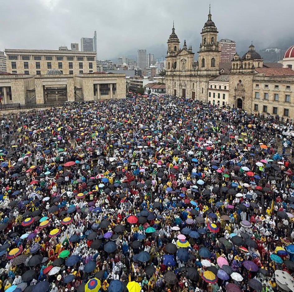 Gallardía es no quedarnos callados mientras persiguen a un patriota.
#UribeNoEstáSolo #UribeInocente #ElGranColombiano #SacúdeteColombia