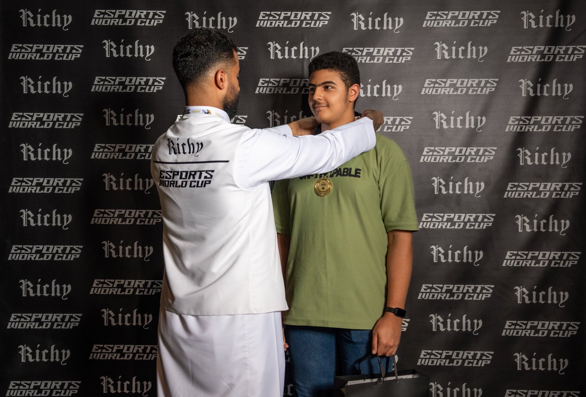 اخذها بيمناه وماهمه اللي وراه .. 💪🏼
بطل اليوم في بطولة ريتشي 🎮🏆

#RichyxEwc 
#كاس_العالم_للرياضات_الالكترونية