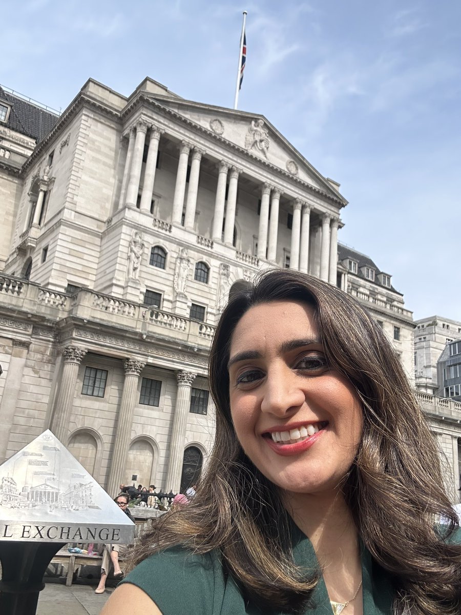 Reporting live from Threadneedle Street for <a href="/CNBCi/">CNBC International</a> , after the Bank of England narrowly voted to cut interest rates to 4%

#BOE