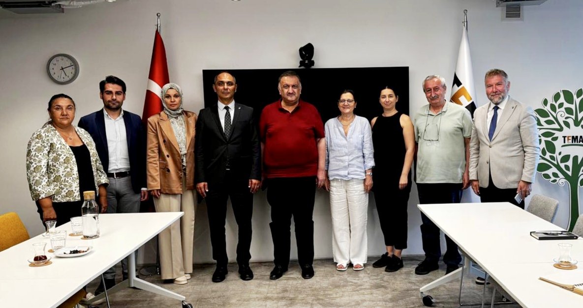 Toprağına sahip çıkan, geleceğine yön verir. 🌱

İstanbul İl Başkanımız Sn. Ali Hakan Ağaoğlu ve teşkilatımızla birlikte doğa ve çevre konusunda ülkemizin en köklü sivil toplum kuruluşlarından biri olan <a href="/temavakfi/">TEMA Vakfı</a>’nı ziyaret ettik.

Yönetim Kurulu Başkanı Sn. <a href="/denizatac/">Deniz A</a>, Genel