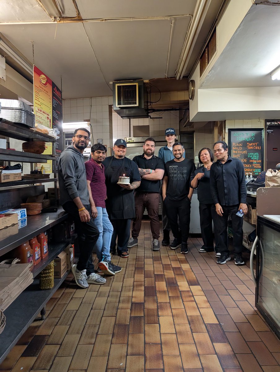 bistro_on's tweet photo. Those robots.. they will never cook as well as us humans. #GoodFood #GetItHere https://t.co/yMhieBgbFF
