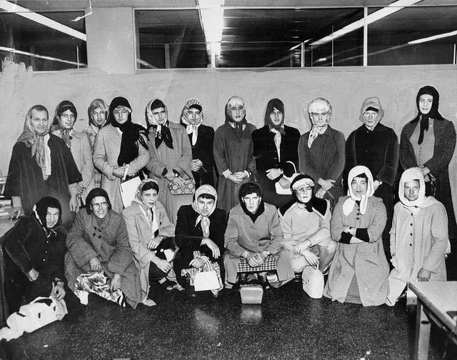historydefined's tweet photo. LAPD officers dressed up as women to go undercover to catch a purse-snatcher in 1960. https://t.co/5IUcE811CK