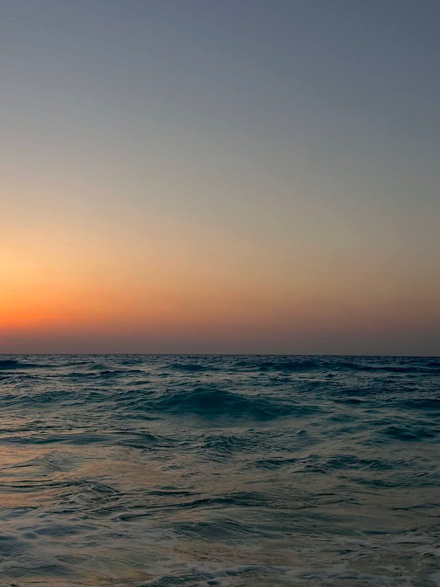 itxenn's tweet image. تیرے اپنے تیری کرنوں کو ترستے ہیں یہاں
تُو یہ کن گلیوں میں کن لوگوں میں جا روشن ہوا
تہذیب حافی