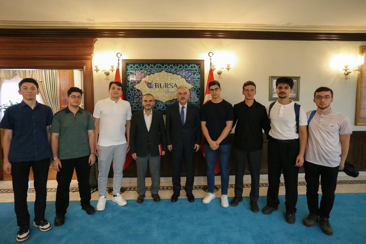 BİHMED Akran Programı kapsamında, 7 Proje Anadolu İmam Hatip Lisesi Okul Öğrenci Temsilcilerimiz ile birlikte Sayın Valimizi makamında ziyaret ettik.
Gerçekleştirilen nazik kabullerinde, öğrencilerimizle yakından ilgilenen Sayın Valimize şükranlarımızı sunuyoruz.