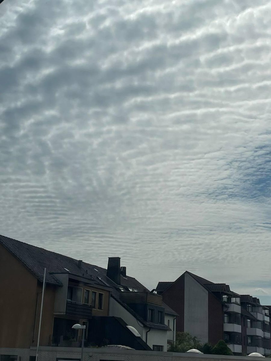 Diese angeblichen #Schäfchen_Wolken, die einer linearen Wellenform gleichen, jeden Tag und überall sind #HAARP_Frequenzen_Wellen welche im Rahmen der #Wettermanipulation auf das #Wetter Einfluss nimmt aber auch #Erdbeben künstlich erzeugen können!