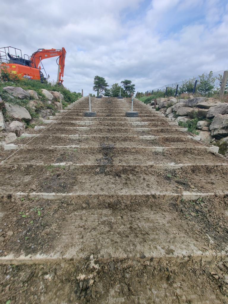 Unique yard layout with the underpass leading directly out of the yard - robot and cubicles one side and ABC grazing block on the other. Each section of the underpass is 1.5m wide. Single robot farm going 5 years now milking close to 80 cows.