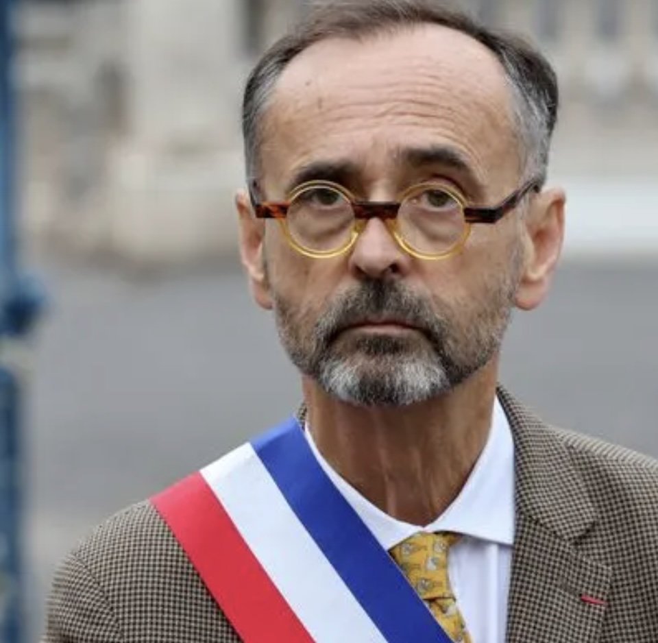 Cher #RobertMénard, il faut, cet été, que tu arrêtes de nous faire honte avec cette saloperie de corrida qui n'est pas une tradition de notre Sud, qui souille notre région et qui dégueulasse notre pays. 80 % de français Sudistes ne veulent + de ces tortures