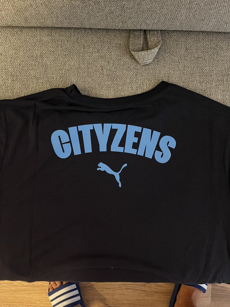 Pedido hecho el martes 5/8 y llegó hoy 7/8 de Manchester a Francia, por DHL. 42euros.. remera Del City de algodón hermosísima, el short de Japón CALIDAD, short de juego del united y térmica Adidas! Que droga hermosa sos classicccccc