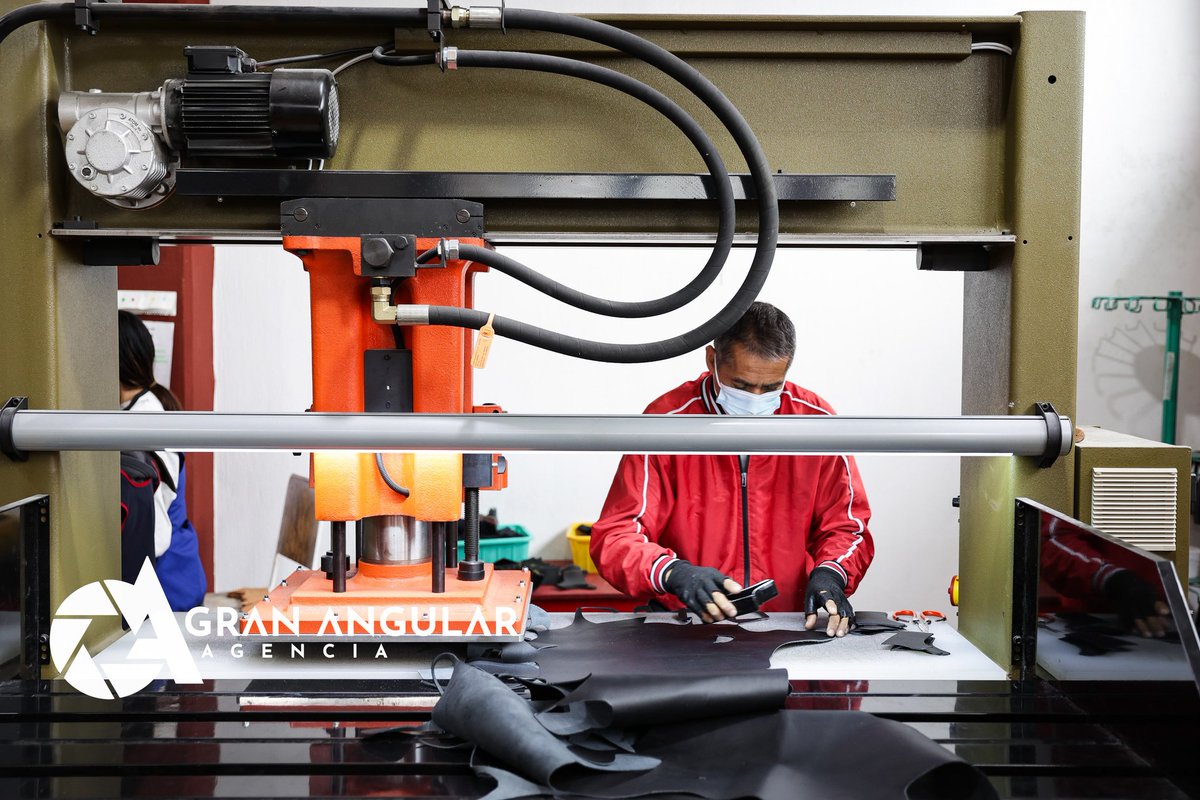 📷🔨👞 #EnFotos •• Esta es la #CooperativaCuauhtémoc, encargada de producir 150 mil pares de zapatos para el próx. ciclo escolar;  está ubicada en el municipio de #Tepeyahualco y trabajan el calzado escolar a base de piel y con estándares de gran calidad.
Via <a href="/Jafetmoz/">Jafet Moz</a>