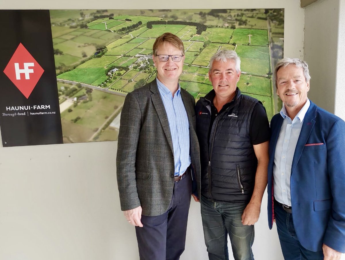Joined Hon Andrew Bayly MP in Port Waikato—green steel, thoroughbreds, and thriving EU–NZ trade!

🔹 New Zealand Steel’s new arc furnace will cut 1M tonnes CO₂ a year 🌱
🔹 Stunning foals at Hainui Stud Farm 🐎
🔹 Onion exports booming thanks to #EUNZFTA 🧅

#StrongerTogether