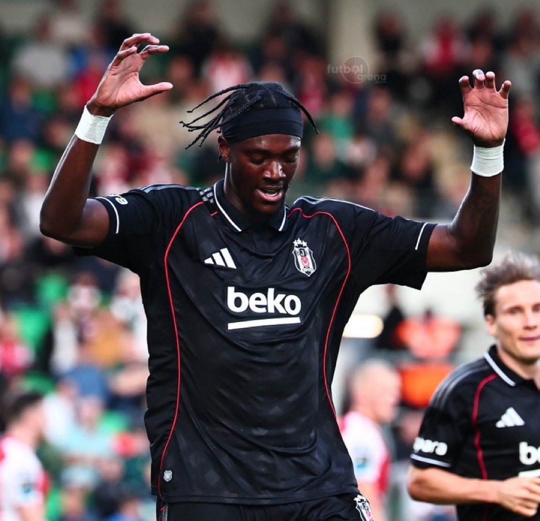 Tammy Abraham diye okunur gol makinası diye yazılır.