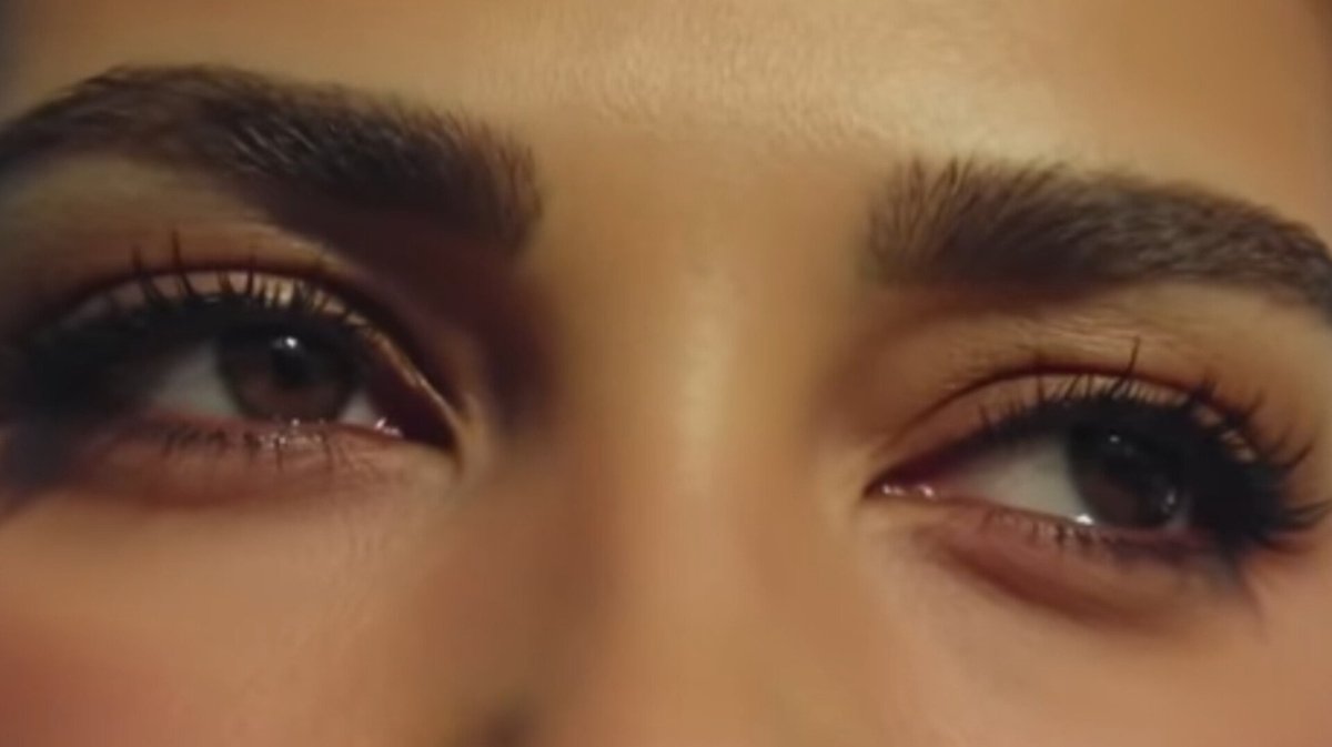 العيون قالت معاني عن هوايا وعن حناني 🩷🌸