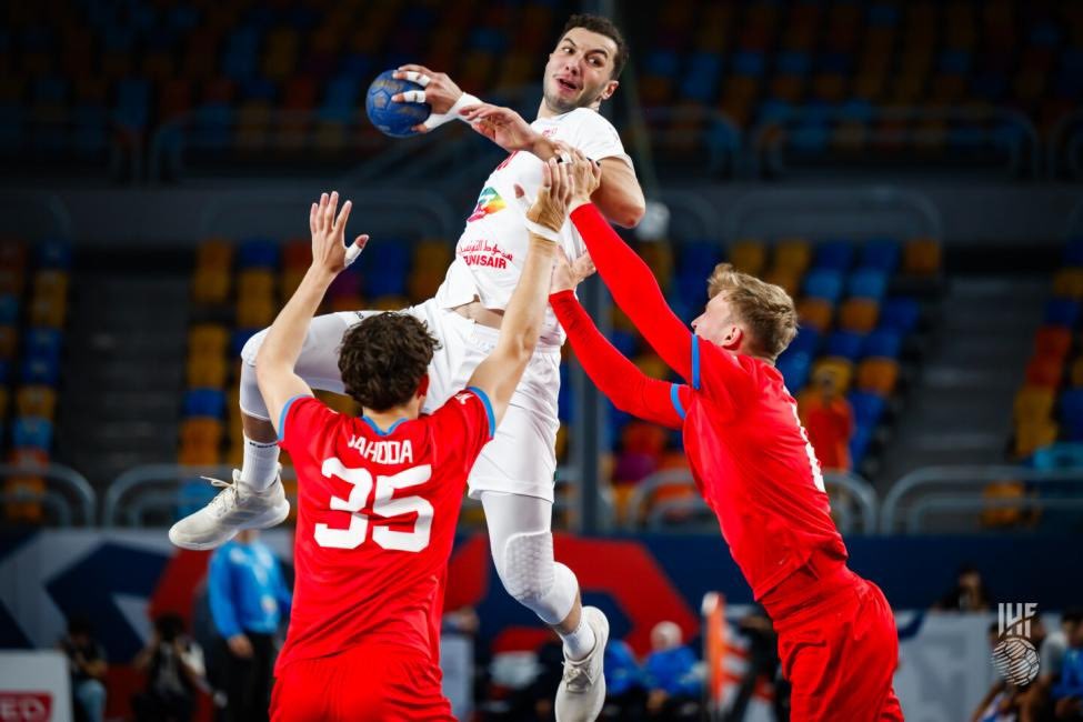 🚨 نتائج مباريات اليوم الثاني من بطولة العالم لكرة اليد 2025 تحت 19 عاما 🔥🇪🇬🤾‍♂️

السعودية  25- 36 أيسلندا 

تونس 32 - 33 التشيك 

الجزائر 22 - 32 صربيا 

البحرين  28 - 36 مصر