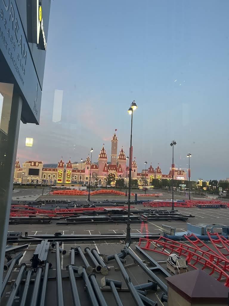 VHCoasters's tweet image. Plenty of track arriving at Moscow&apos;s Dream Island, Including track for the Intamin vertical launched coaster at the rear.