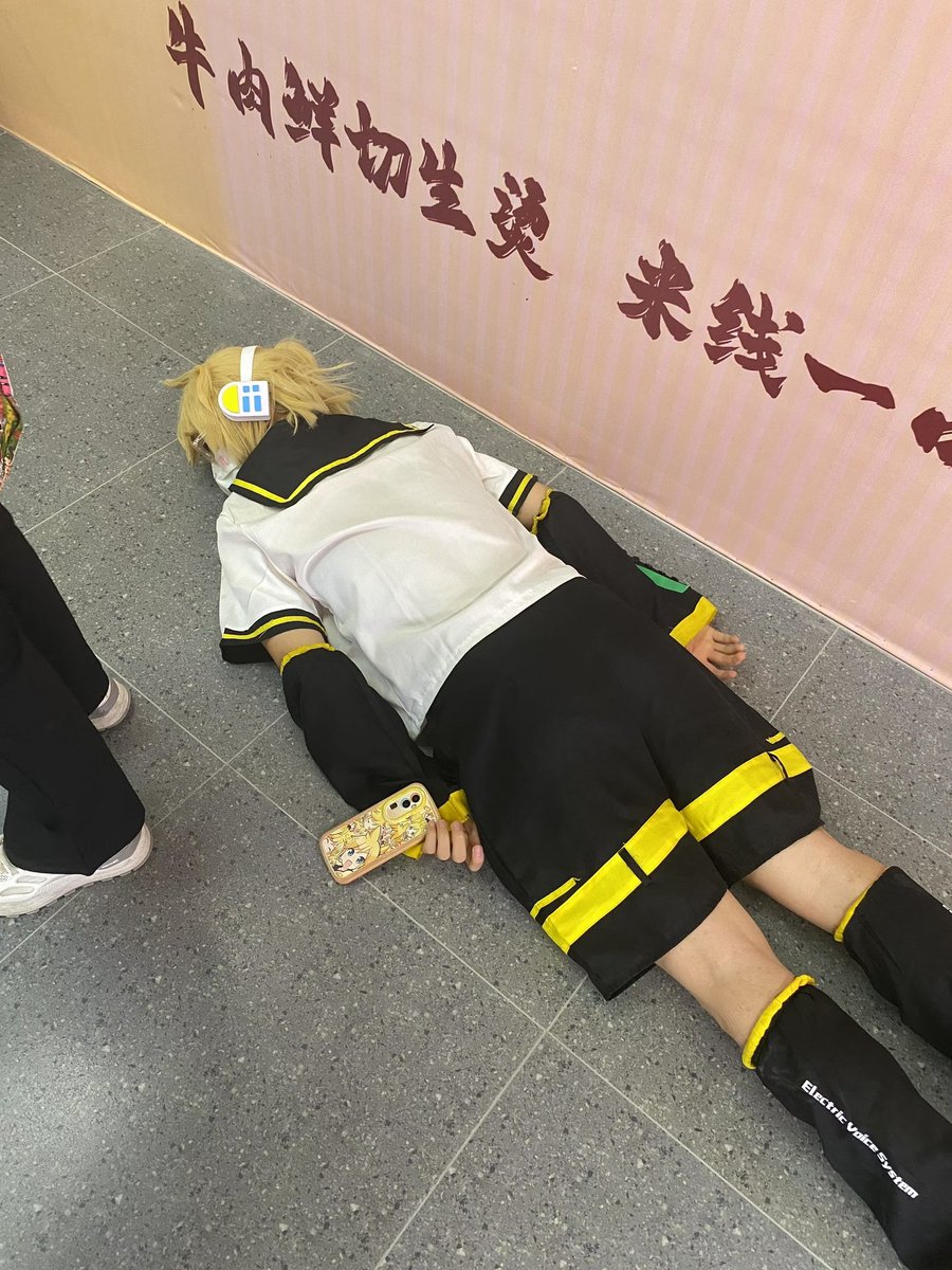 mituop8866's tweet photo. 全世界都是我的床！
The whole world is my bed.
全世界が私のベッドです
온 세상이 다 내 침대야
#镜音连 #cosplay https://t.co/ne9bYbGBGW